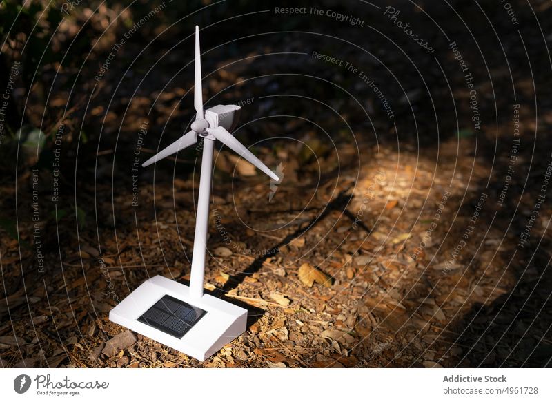 Moderne Windkraftanlage in Miniaturformat im Wald Windmühle Energie Natur Spielzeug solar Erneuerung Kraft Turbine Ressource Baum Propeller Sonnenlicht Mühle