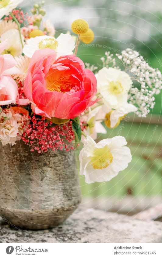 Steinvase mit Blumen auf Terrasse Blumenstrauß Vase Borte Pfingstrose Mohn Sommer Baum natürlich Haufen duftig Blütezeit verwittert schäbig Pflanze frisch Flora