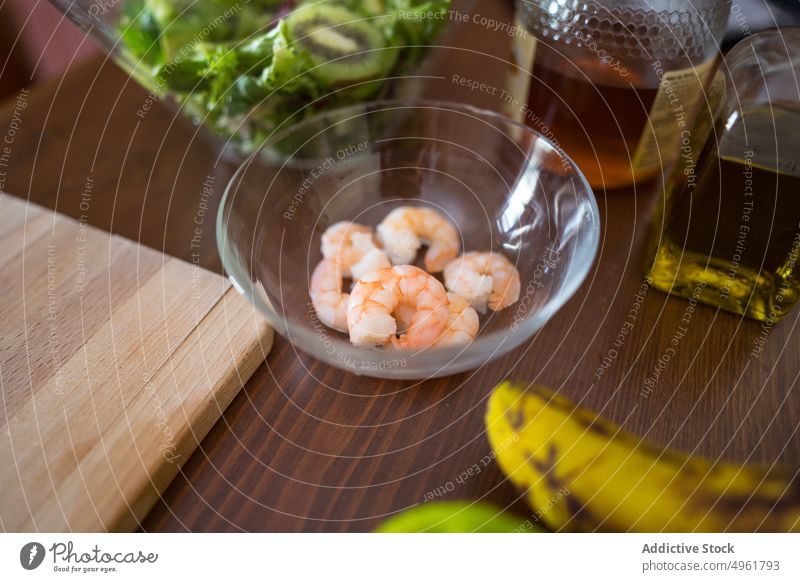 Garnelen in Glasschale auf Tisch Granele Schalen & Schüsseln Bestandteil Koch Küche Lebensmittel kulinarisch frisch Speise Rezept Meeresfrüchte Feinschmecker