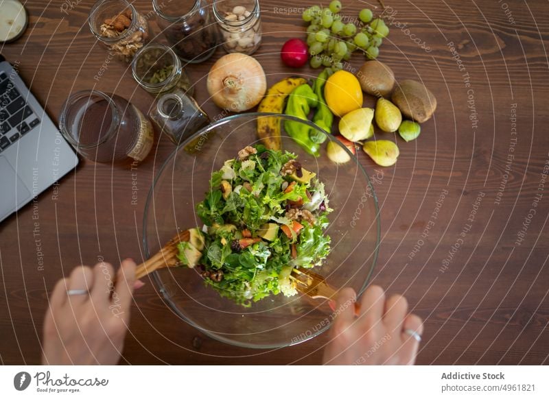 Crop unerkennbar weiblichen Vorbereitung leckeren Salat in der Küche Frau Koch Salatbeilage gesunde Ernährung rühren Lebensmittel Vitamin Mahlzeit Gemüse Frucht