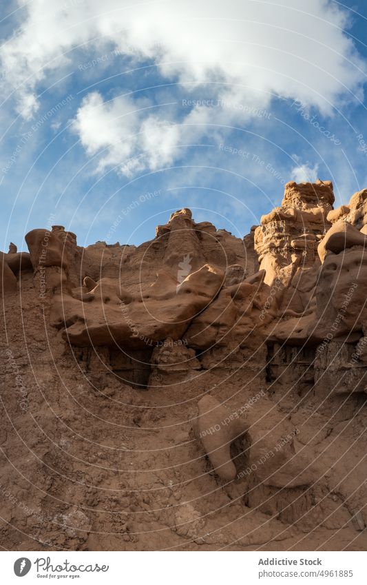 Hoodoos gegen bewölkten blauen Himmel hoodoo Sandstein Formation Blauer Himmel wolkig tagsüber trocken wüst Gelände Landschaft Goblin Valley State Park USA Utah