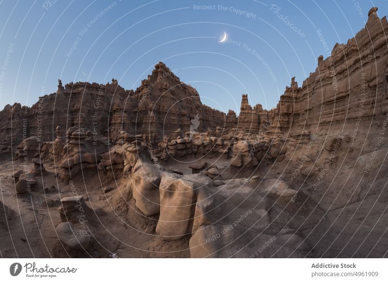 Felsformationen am Abendhimmel Sandstein Formation hoodoo Wolkenloser Himmel Mond trocknen Klippe halbmondförmig wüst Goblin Valley State Park Utah USA