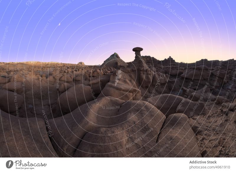 Felsformationen am Abendhimmel Sandstein Formation hoodoo Wolkenloser Himmel Mond trocknen Klippe halbmondförmig wüst Goblin Valley State Park Utah USA