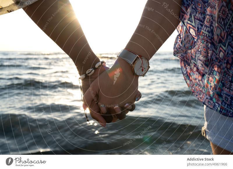 Crop lesbisches Paar hält Hände in der Nähe von Meer Frauen MEER Termin & Datum Sonnenuntergang Händchenhalten Freundin Liebe Zusammensein lgbt Homosexualität