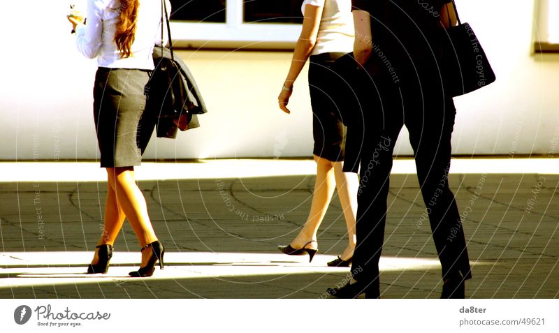 Geschäftsfrauen in der Mittagspause Frau Dame gehen Schuhe Sommer Physik Tasche Bluse Spaziergang Beine Wärme laufen Schatten