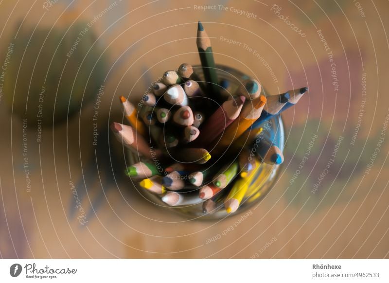 Buntstifte im Glas von oben auf dem Arbeitsplatz bunt gemischt Flat lay Farbfoto Vogelperspektive mehrfarbig Menschenleer Freizeit & Hobby Kunst zeichnen Farbe
