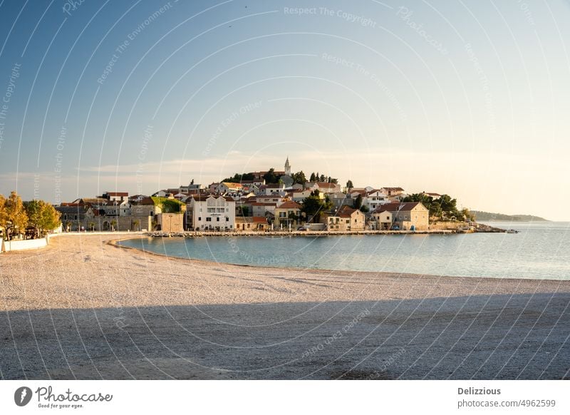 Blick auf das Dorf Primosten in Kroatien bei Sonnenuntergang, keine Menschen Stadt Strand Landschaft niemand Europa Europäer Sand Himmel blau Gebäude Großstadt