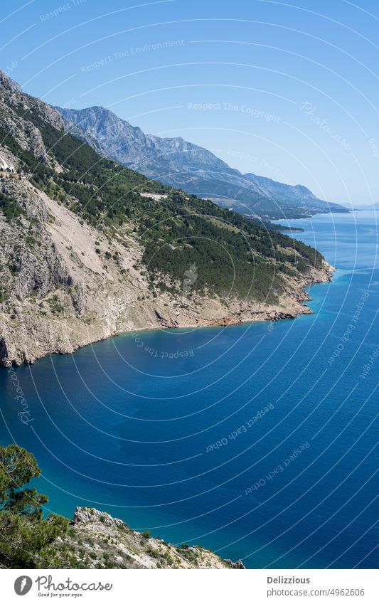 Küstenlinie von Dalmatien in Kroatien mit blauem Wasser Dalmatiner Europa reisen Straße Ausflug Landschaft Tourist Tourismus niemand Hintergrund keine Menschen