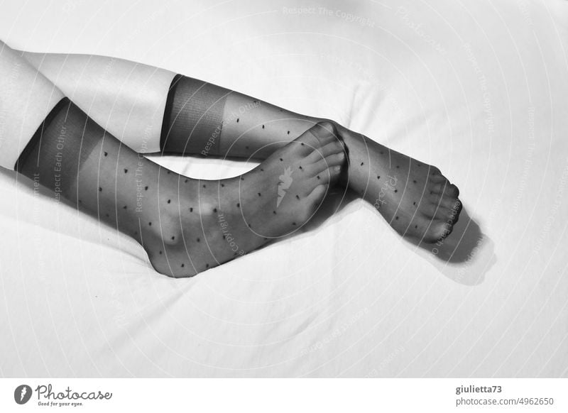 Nachtleben | Erotik, Sexy Frauen-Füße in schwarzen Nylonsöckchen Schwarzweißfoto feminin Mensch 1 Junge Frau Innenaufnahme 18-30 Jahre ästhetisch Unterwäsche