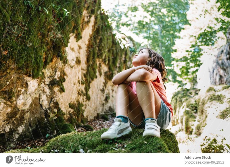 Mädchen sitzt auf Stein in der Natur Landschaft Sommer Wochenende Moos tagsüber bewundern Saison sonnig Kind die Arme verschränkt sitzen Felsen rau Ausflug