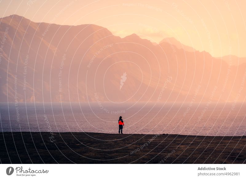 Anonymer Reisender am Meeresufer in den Bergen stehend Frau Berge u. Gebirge MEER Sonnenuntergang Küste Hochland felsig Entdecker Spaziergang Gran Canaria