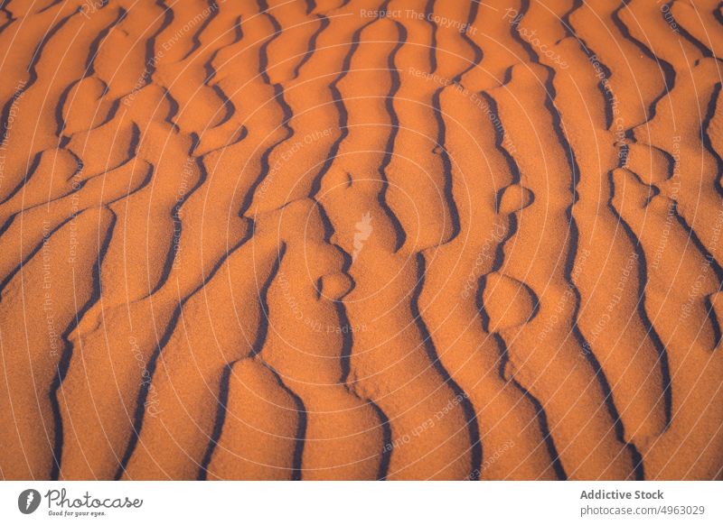 Gewellte Oberfläche von trockenem Sand wellig Strand Sonnenuntergang uneben Hintergrund Natur Textur Gran Canaria Kanarische Inseln Spanien wüst trocknen