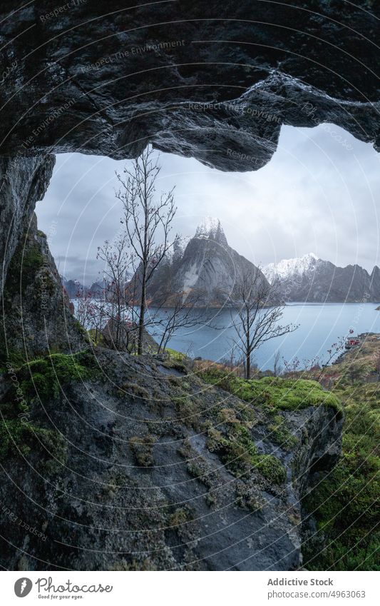 Landschaft mit malerischem Fjord gegen bewölkten Himmel in Norwegen Berge u. Gebirge Höhle Golfloch MEER Klippe Hochland bedeckt Natur Kamm Ambitus Umwelt
