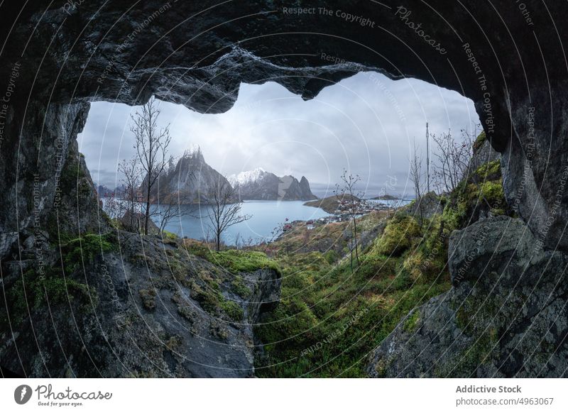 Landschaft mit malerischem Fjord gegen bewölkten Himmel in Norwegen Berge u. Gebirge Höhle Golfloch MEER Klippe Hochland bedeckt Natur Kamm Ambitus Umwelt