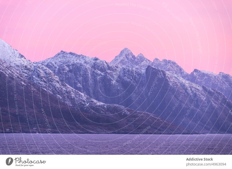 Malerischer Fjord mit felsigen Bergen unter dem Dämmerungshimmel Berge u. Gebirge Landschaft Winter MEER Sonnenuntergang Meereslandschaft Natur Hochland