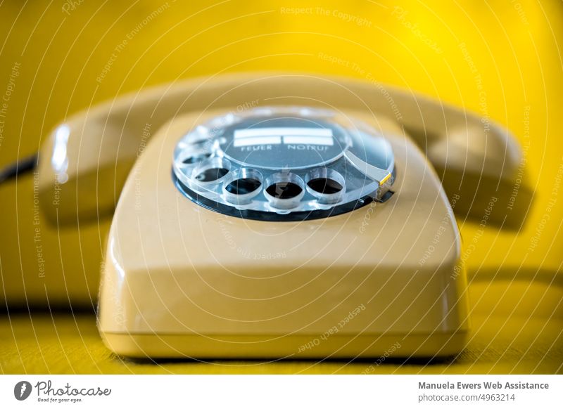 Altes analoges Wählscheiben-Telefon (FeTAp) aus den 70er Jahren fetap fernsprechtischapparat retro telefon wählscheibe festnetz vintage post telefon