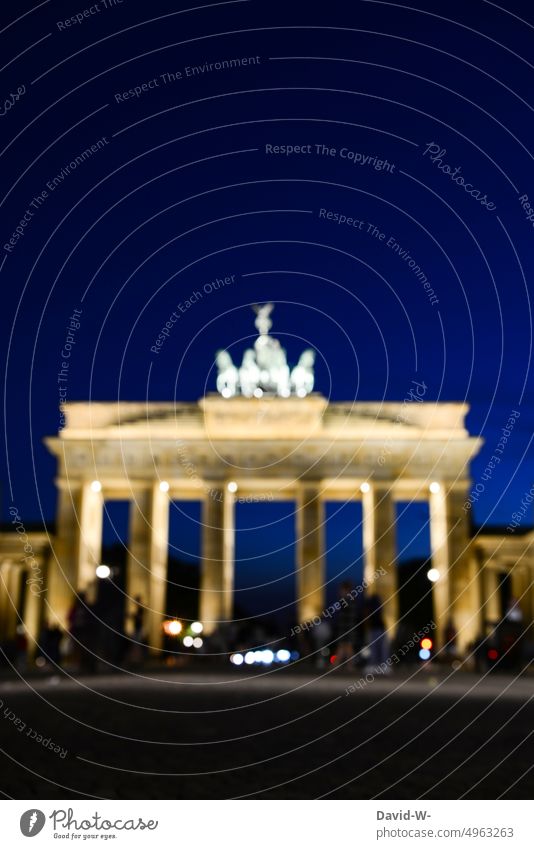 Brandenburger Tor in Berlin Hauptstadt Wahrzeichen Pariser Platz Deutschland Sehenswürdigkeit Tourismus Sightseeing Nacht