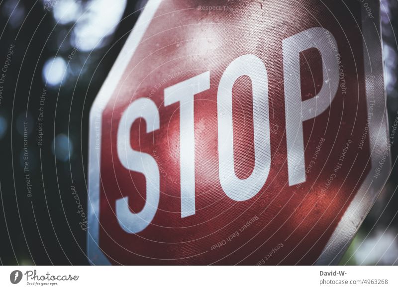 Stoppschild - halt Stop stoppen Schild Halt anhalten Hinweis rot Warnschild Verkehrszeichen Stopptafel,