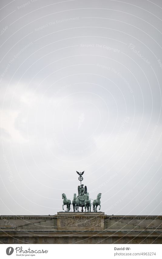 Brandenburger Tor in Berlin und viel Himmel Hauptstadt Denkmal Deutschland Wahrzeichen Sehenswürdigkeit Bauwerk Tourismus Pariser Platz historisch