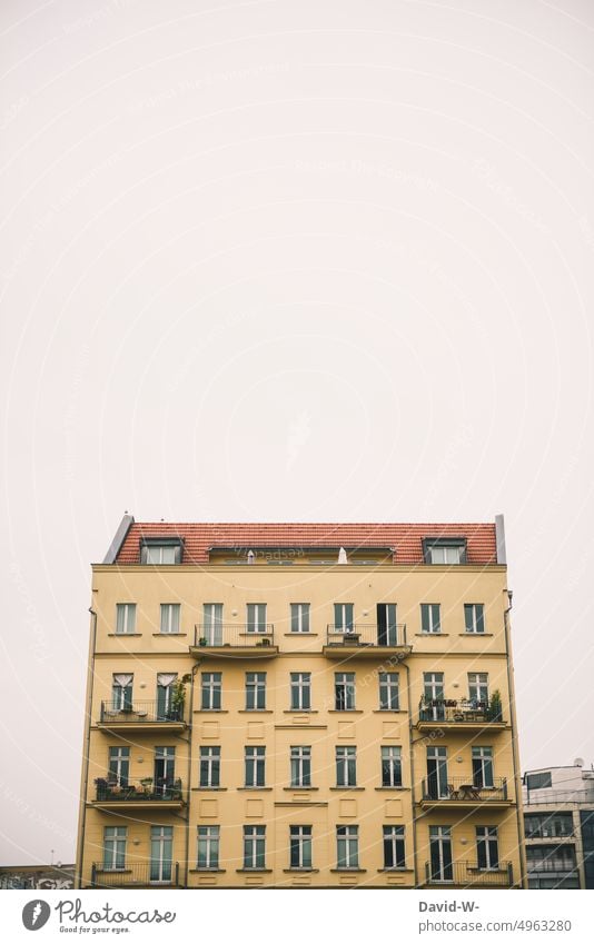 Großes Wohnhaus mit mehreren Mietwohnungen Immobilienmarkt Mieten wohnen Balkon Dachterasse Stadt Haus