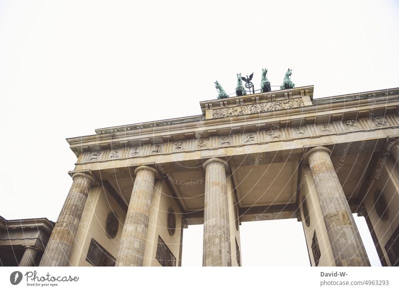 Brandenburger Tor in Berlin Hauptstadt Denkmal Deutschland Wahrzeichen Sehenswürdigkeit Bauwerk Tourismus Pariser Platz historisch
