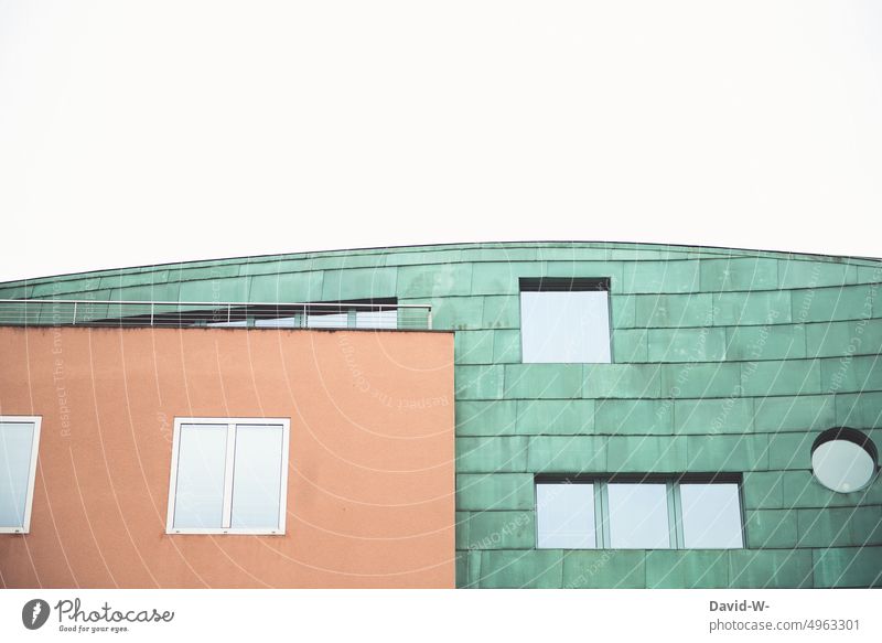 Kunst und Architektur - Gebäude in zwei Farben und Formen Wohnraum Immobilienmarkt wohngebäude immobilien bunt Design Strukturen & Formen türkis lachsfarben