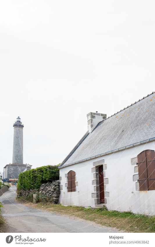 Die Insel Batz. Traditionelle Architektur und Leuchtturm in der Ferne Stein Ansicht Luftaufnahme Ackerbau atlantisch batz Bretagne Gebäude Küste Küstenstreifen
