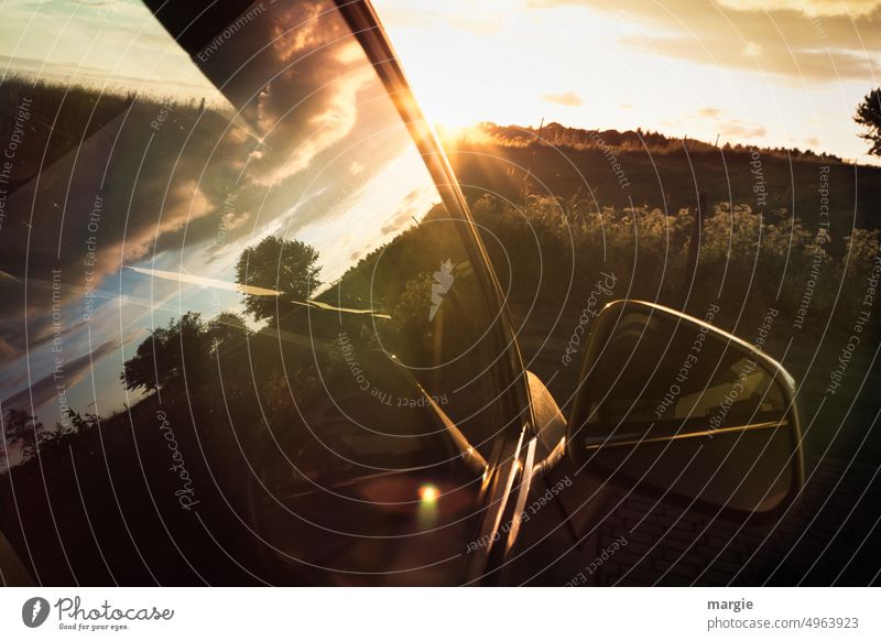Sonnenuntergang in der Autoscheibe KFZ Sonnenlicht Spiegel Autofahren Menschenleer Außenaufnahme Fahrzeug Verkehr PKW Straßenverkehr Verkehrsmittel Bewegung