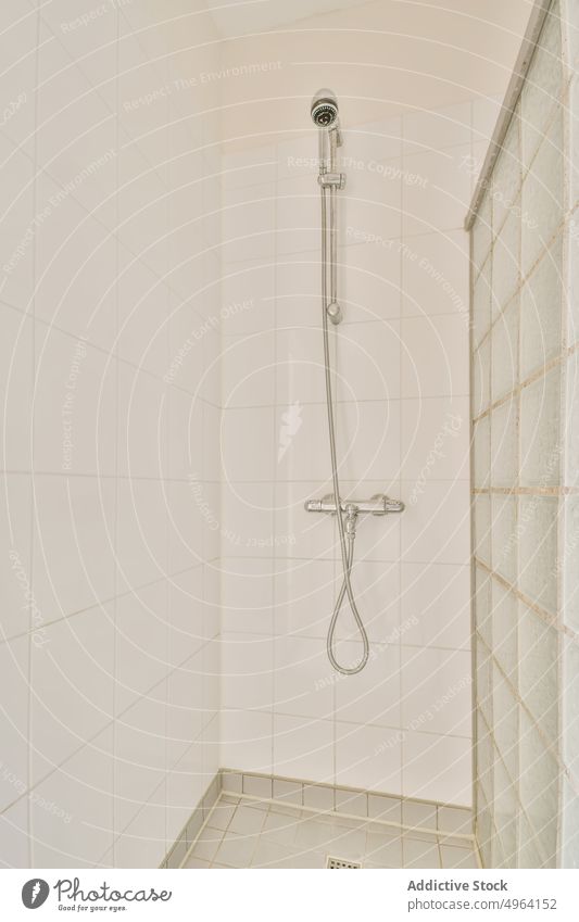 Duschkabine im hellen Badezimmer Dusche Schlauch Waschraum Kabine Stil Design Innenbereich Hygiene täglich privat Fliesen u. Kacheln Licht sanitär Routine
