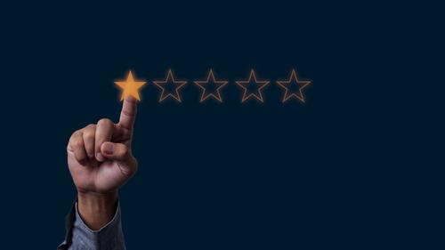 Geschäftsmann Hand berührt fünf Sterne Bewertung Feedback-Bewertung und positive Kundenbewertung Erfahrung auf dem virtuellen Bildschirm. Dienst Umfrage