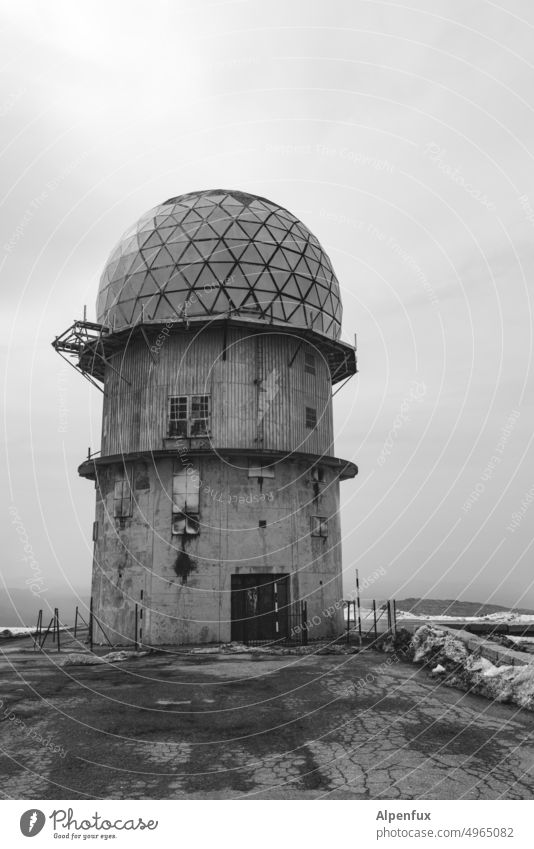 seltsamer Pilz Radarstation verfallen Kugel Außenaufnahme Einsamkeit rund Architektur Menschenleer alt Überwachung Spionage Kontrolle spionieren Neugier