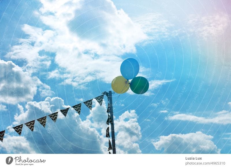 Girlande und drei Luftballons vor blauem Sommerhimmel Sommerzeit Sommerfest grün sonnig Licht hell hübsch schön im Freien Sonnenlicht Wolken wolkig gelb
