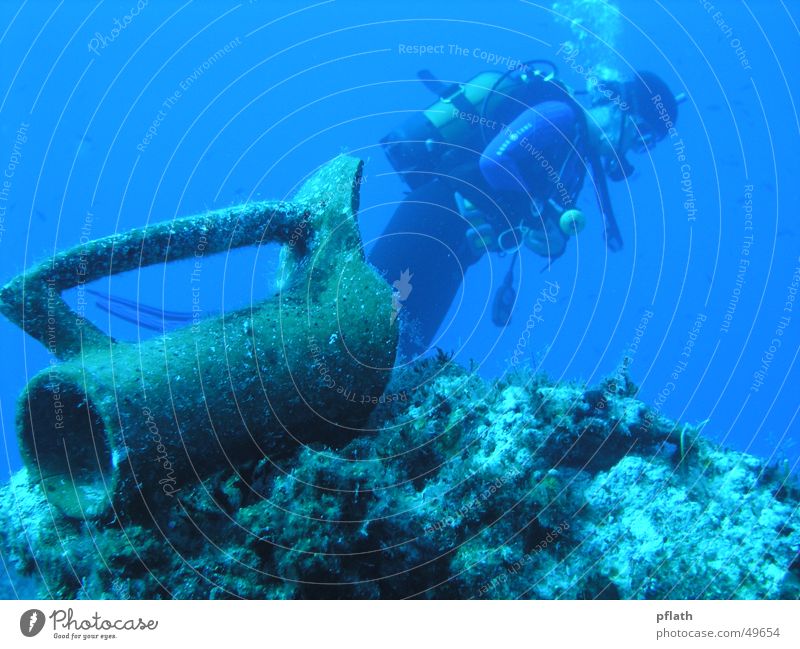 Tauchen im Mittelmeer tauchen Unterwasseraufnahme Taucher Amphore Schwerelosigkeit blue water diving Freiheit Ferne olymus mit gehäuse (interner blitz)