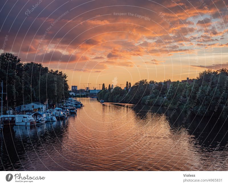 Die Bille - Nebenfluss der Elbe Sonnenuntergang Boote dunkel orange Wolken Abendrot Bootsanleger