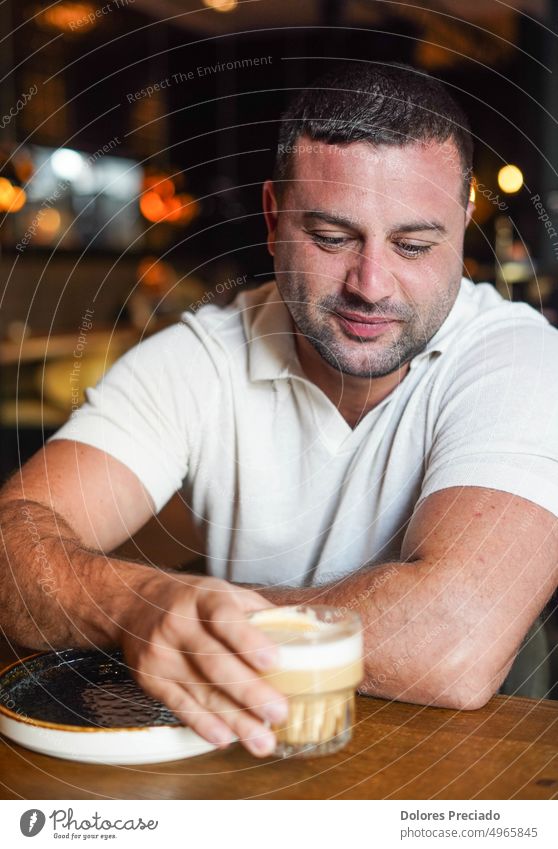 Mann mittleren Alters sitzt in einer Bar und frühstückt Erwachsener Afroamerikaner attraktiv Getränk Pause Frühstück Business Geschäftsmann lässig Kaukasier