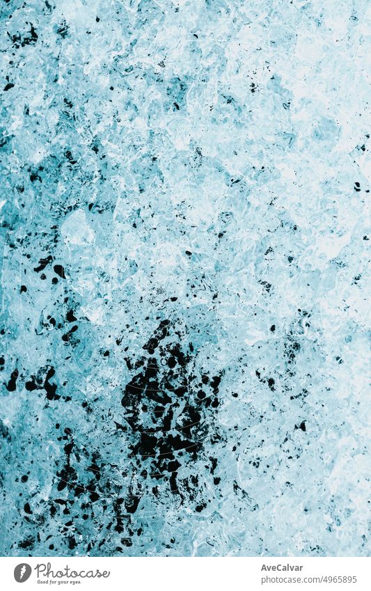 Natürliche zerkratzte Eis gefrorene Oberfläche Design als Textur oder Hintergrund mit schwarzem Sand.wallpaper mit Kopie Raum. Eisblöcke aus am Jökulsárlón Gletscher Lagune, Vatnajökull National Park