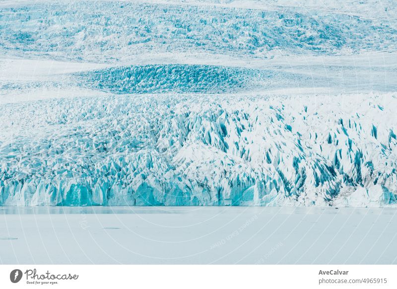 Gletschertextur von Gletscherspalten aus der Luft. Vatnajokull Gletscher in Island. Wallpaper Hintergrund der wilden isländischen Natur. blau Höhle Eis Winter