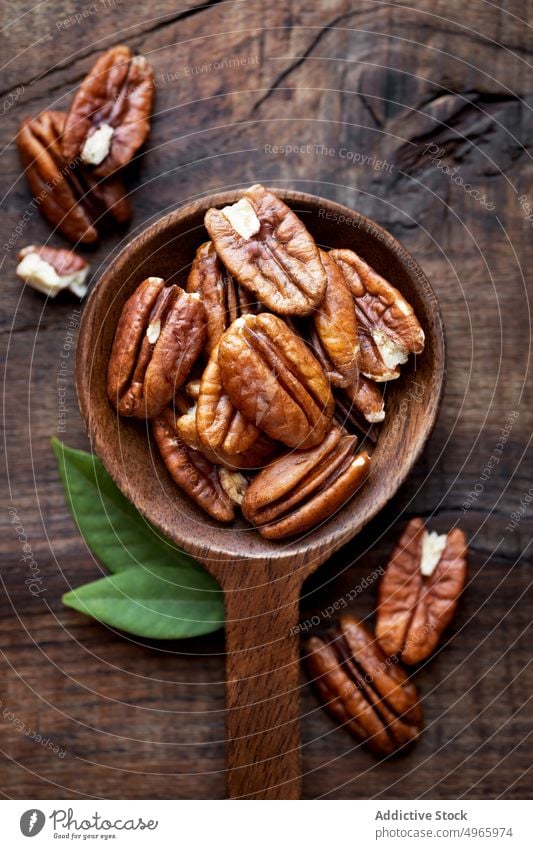 Geschälte Pekannüsse in einer Holzlöffelschale Pekannuss Nut trocknen Frucht Ernährung Bestandteil Gesundheit Essen zubereiten backen Lebensmittel Omega3