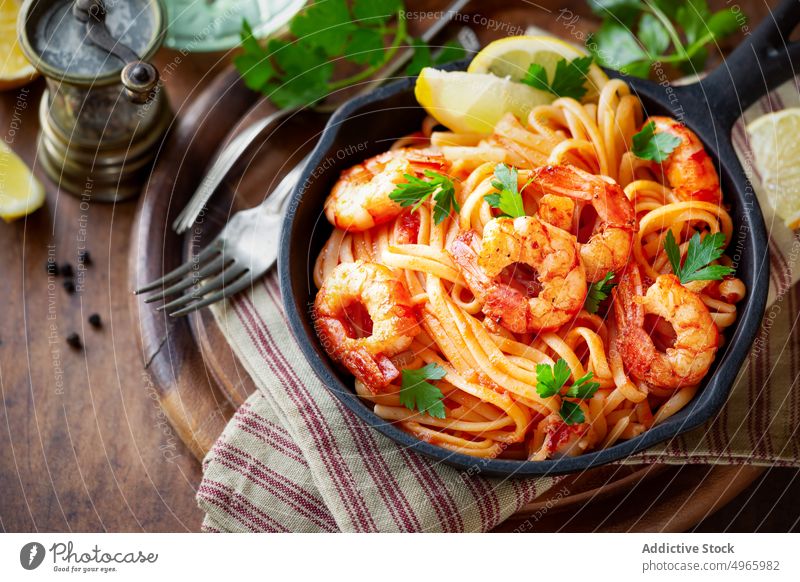 Nudeln mit Krabben auf dem Tisch Granele Spaghetti Spätzle Italienisch Tomate Meeresfrüchte Krebstier Küche Saucen Petersilie Serviette Stoff Zitrone rustikal
