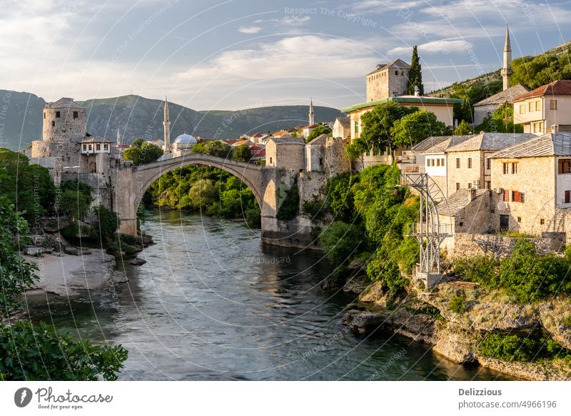 Blick auf die Brücke von Mostar, Bosnien und Herzegowina, tagsüber mostar Europa Wahrzeichen springen Wasser Fluss alt antik Tourist Tourismus reisen berühmt