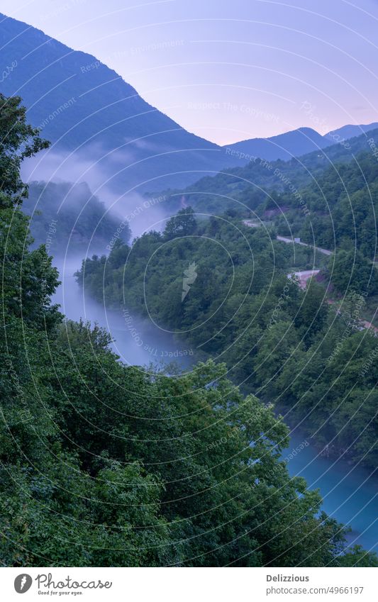 Flussgrenzübergang zwischen Bosnien-Herzegowina und Montenegro, vertikal Borte Überfahrt montenegro Länder Land vorbei Pass Straße Berge gebirgig Blaue Stunde