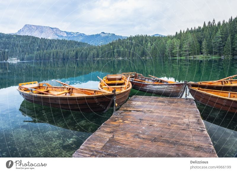 Schwarzer See mit Booten auf dem Berg Durmitor, Montenegro schwarz montenegro durmitor Reittier Berge u. Gebirge besuchen Windstille Wasser Anlegestelle