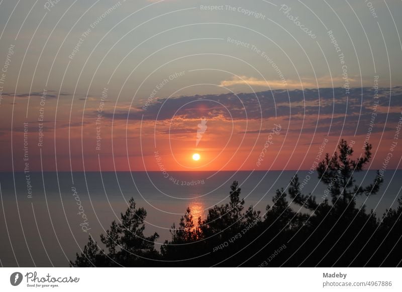 Romantischer Sonnenuntergang mit üppiger Vegetation und Wolken über dem Schwarzen Meer in Inkumu in der Provinz Bartin in der Türkei Meditation Entspannung