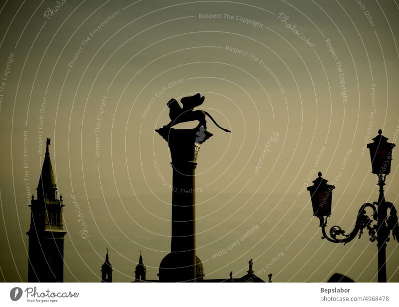 Silhouette des Glockenturms und der Löwensäule von Venedig Christentum Europäer venezianisch Architektur Katholizismus christian Großstadt Spalte Kultur Europa