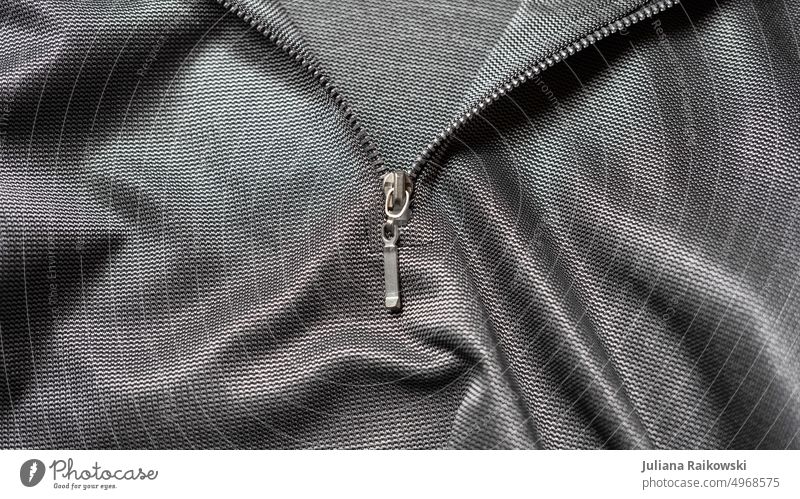 Reißverschluss Bekleidung Jacke aufmachen schließen entkleiden Stoff Farbfoto offen Nahaufnahme Detailaufnahme anziehen Stoffe Textilien silber grau