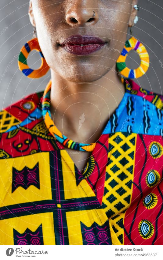 Anonyme Frau in bunter Kleidung Stil Tradition Ohrringe farbenfroh Vorschein Outfit Porträt Ornament Model ethnisch feminin mehrfarbig lebhaft hell pulsierend