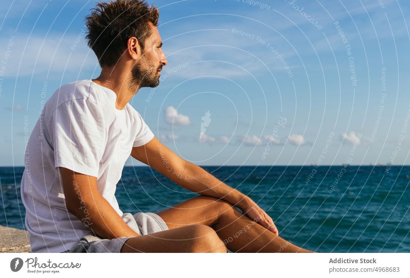 Spanischer Sportler bewundert das Meer in der Pause bewundern MEER Stauanlage Training Fitness Blauer Himmel Sommer wolkig männlich hispanisch ethnisch