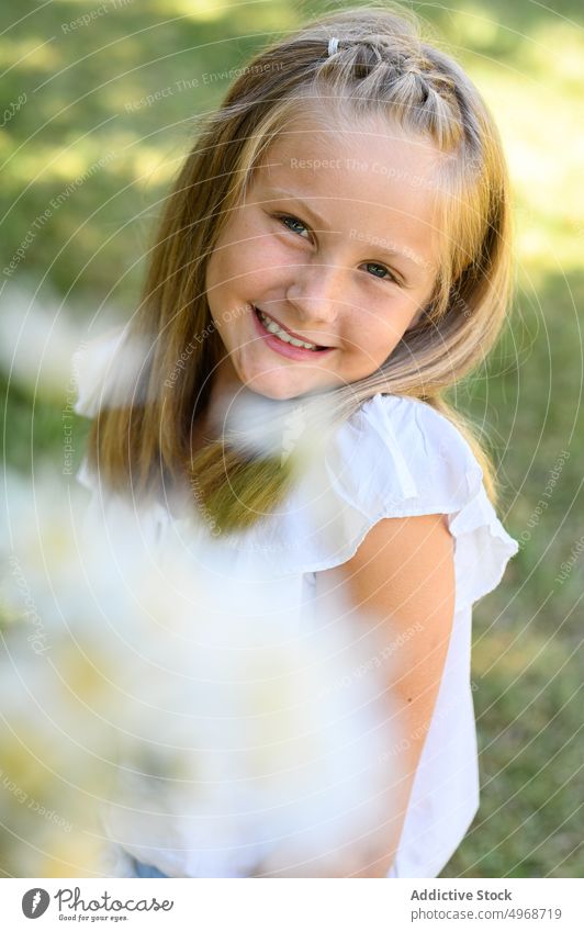 Mädchen lacht über einen Witz auf einem Feld Lachen Glück Sommer Natur sorgenfrei Blume Kind Wiese blond heiter positiv Optimist Sonnenlicht bezaubernd niedlich
