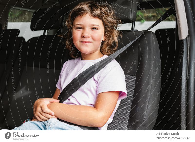 Fröhliches Mädchen sitzt im Auto Lächeln Rücksitz PKW Autoreise Glück Wochenende reisen Frau Passagier lässig Kind Reise positiv Verkehr sitzen Fahrzeug