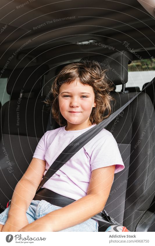 Fröhliches Mädchen sitzt im Auto Lächeln Rücksitz PKW Autoreise Glück Wochenende reisen Frau Passagier lässig Kind Reise positiv Verkehr sitzen Fahrzeug